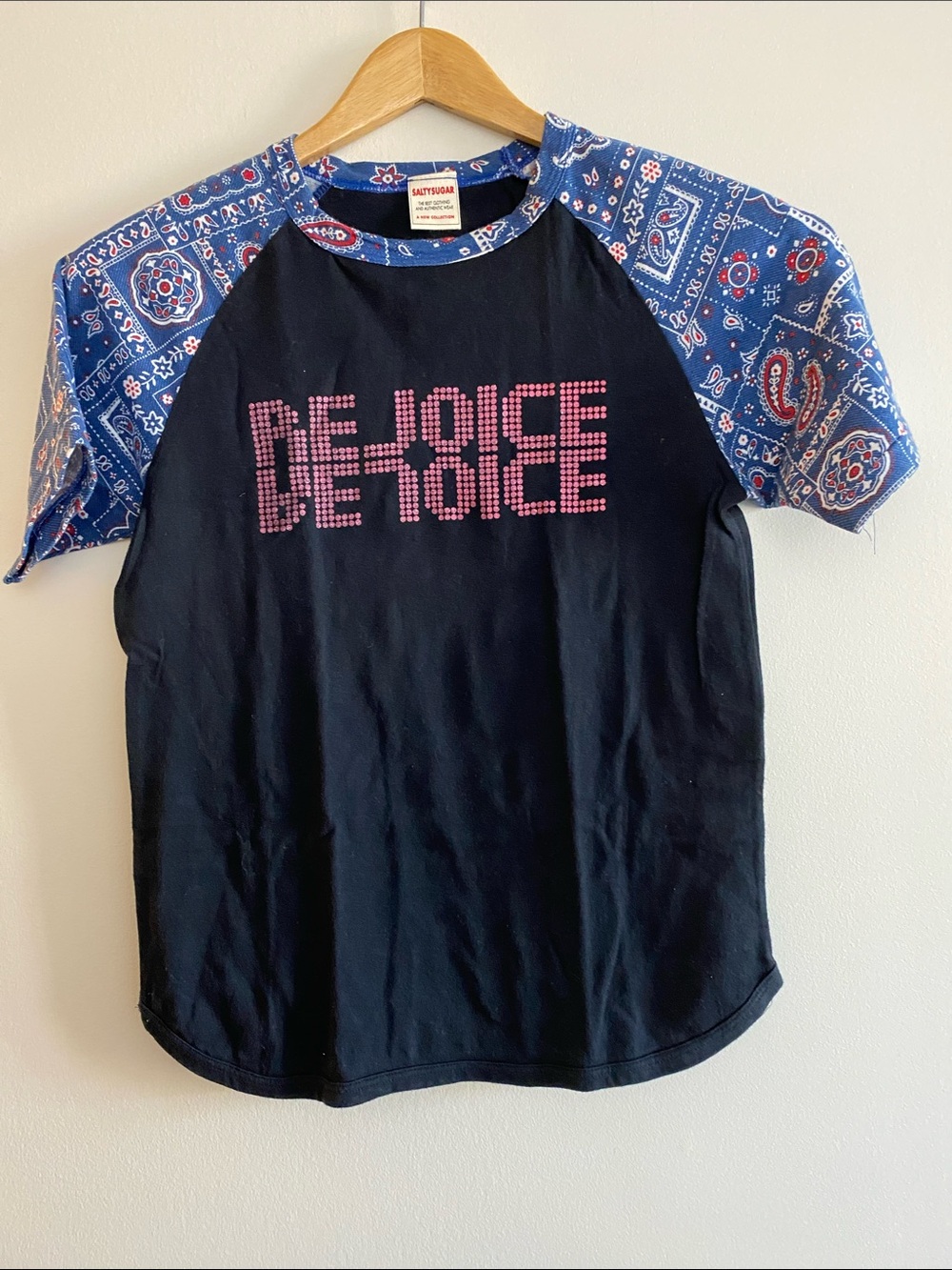 🎀3 for $19 ✨ Rejoice Graphic Raglan Tee - Picture 1 of 6